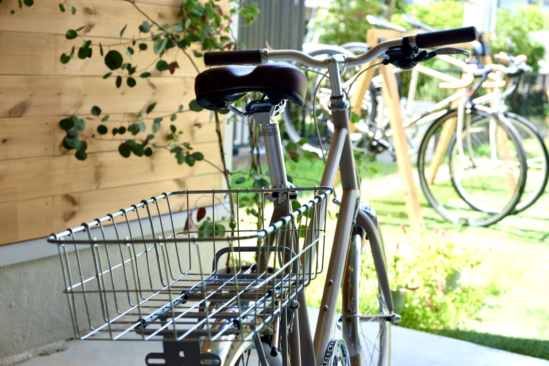 ミニベロに後ろカゴ。見た目も実用的にも相性◎です。TOKYOBIKE CALIN / トーキョーバイク小径車 | TOLT